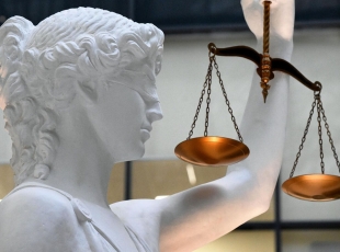 Суд над генералом: министр обороны под арестом — сигнал элите