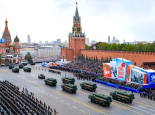 Парад победы и знаки новой мобилизации: военная мощь на Красной площади