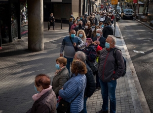 Возвращение масок: рост COVID-заболеваемости и новые ограничения