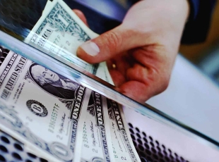 Налог на валютные переводы: ограничения на переводы за границу бьют по мигрантам и семьям