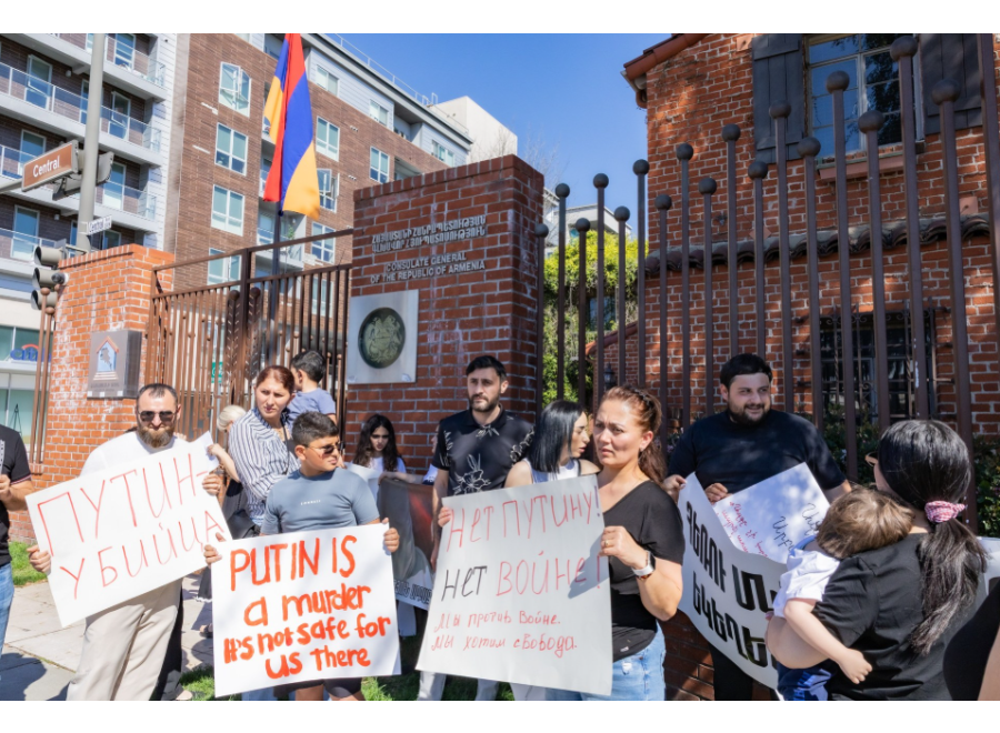«НЕТ ВОЙНЕ» В Глендейле прошла акция протеста